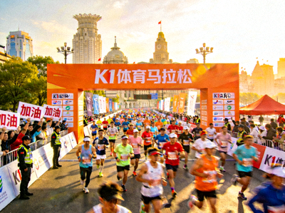 K1体育策划的大型城市马拉松赛事活动现场，人群涌动